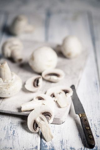 Gehackte Champignons auf dem Schneidebrett, lizenzfreies Stockfoto