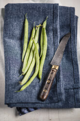Green beans on blue kitchen towel - SBDF000649