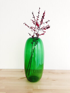 Transparente grüne Blumenvase mit zwei Zweigen der Stechpalme (Ilex aquifolium) - AFF000003