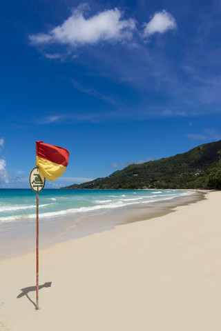 Seychellen, Mahe, Strand Beau Vallon mit Warnflagge, lizenzfreies Stockfoto