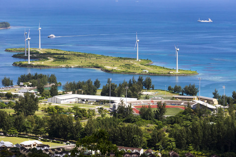 Seychellen, Mahe, Victoria, Fußballstadion und Windkraftanlagen, lizenzfreies Stockfoto