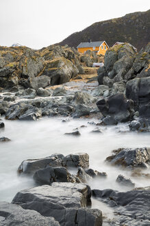 Skandinavien, Norwegen, Lofoten, einsames Haus an der Küste von Gimsoy - STSF000320