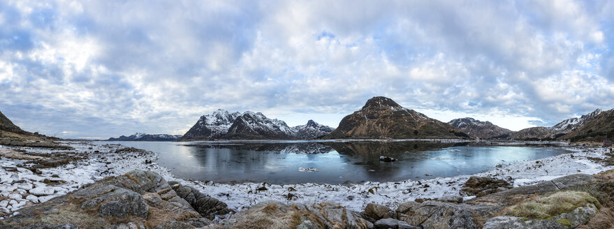 Skandinavien, Norwegen, Lofoten, eisiger Fjord an der Küste von Gimsoy - STSF000319