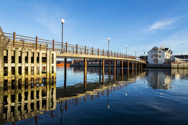 Skandinavien, Norwegen, Lofoten, Brücke im Hafen von Svolvaer - STSF000316