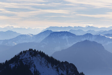 Germany, Bavaria, Chiemgau,View from Hochries to Brunnstein and Feichteck - SIEF005123