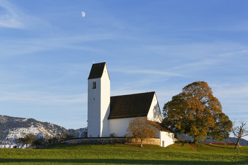 Deutschland, Bayern, Chiemgau, Kirche St. Peter in Steinkirchen - SIEF005128