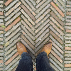 Germany, Bavaria, Munich, View from the top at feet, jeans, leather shoes and garden path - HLF000409