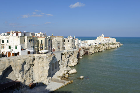 Italien, Apulien, Apulien, Gargano, Vieste, alte Stadt an der Küste, lizenzfreies Stockfoto