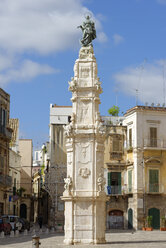 Italien, Bitonto, Piazza Cattedrale mit der Säule der Heiligen Maria - LBF000598