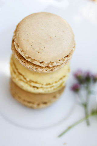 Stapel von drei Macarons, Ansicht von oben, lizenzfreies Stockfoto