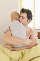 Father hugging his little son - MFF000906