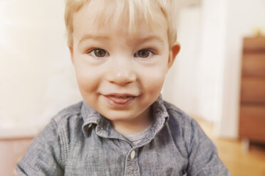 Porträt eines Kleinkindes, das seine Zunge herausstreckt - MFF000905