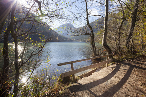 Deutschland, Bayern, Oberbayern, Bad Reichenhall, Blick auf den Thumsee im Herbst - WIF000442