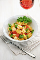 Schüssel Gnocchi mit Tomatensauce, Mozzarellakugeln und Basilikum - IPF000067