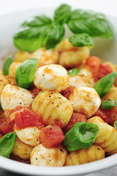 Schüssel mit Gnocchi mit Tomatensauce, Mozzarellakugeln und Basilikum, Nahaufnahme - IPF000066
