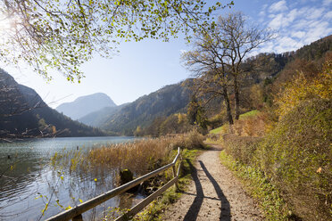 Germany, Bavaria, Upper Bavaria, Bad Reichenhall, view to Lake Thumsee in autumn - WIF000441