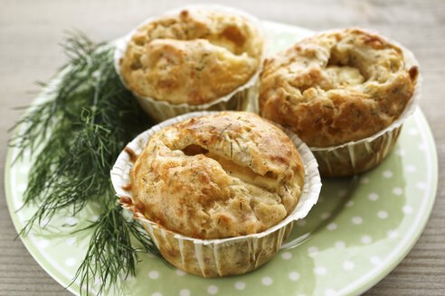 Teller mit drei mit Frischkäse gefüllten Muffins mit Räucherlachs und Dill - IPF000062