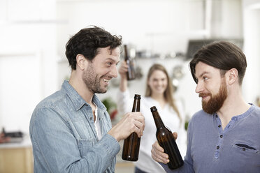 Friends in kitchen drinking beer - FMKF001001