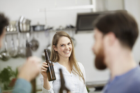 Freunde in der Küche trinken Bier - FMKF001003