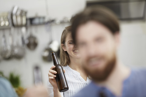 Freunde in der Küche trinken Bier, lizenzfreies Stockfoto