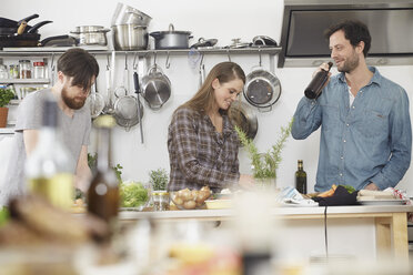 Friends preparing food in kitchen - FMKF001015