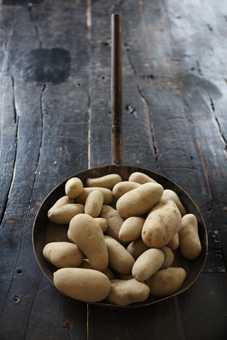 Rohe Kartoffeln in der Bratpfanne, lizenzfreies Stockfoto