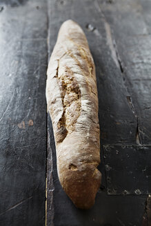 Baguette auf hölzernem Hintergrund - FMKF001027