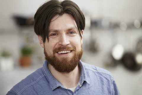 Porträt eines lächelnden Mannes mit Bart, lizenzfreies Stockfoto