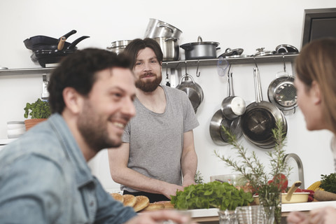 Glückliche Freunde in der Küche, lizenzfreies Stockfoto