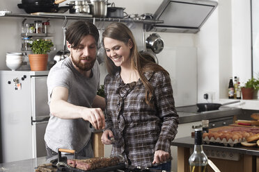 Ehepaar bereitet Steak in der Küche zu - FMKF001095