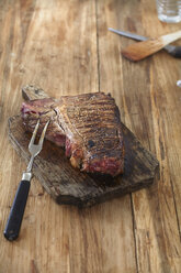 Steak auf Schneidebrett auf Holztisch - FMKF001063