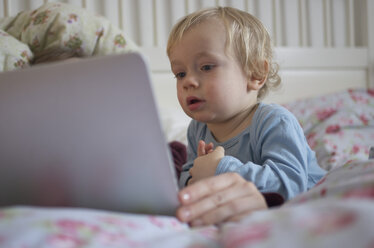 Kleinkind schaut auf digitales Tablet - MUF001447