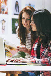 Zwei Modebloggerinnen bei der Arbeit im Büro - EBSF000059