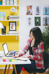 Weibliche Modebloggerin telefoniert in ihrem Büro - EBSF000066