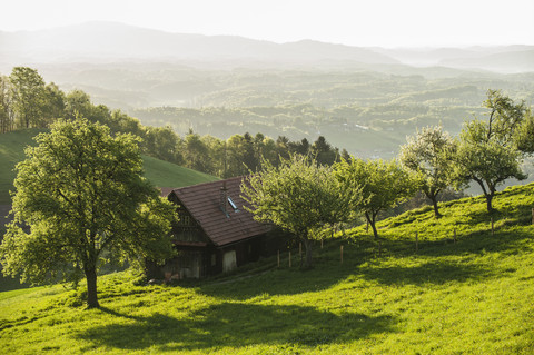 Österreich, Steiermark, Weststeiermark, Deutschlandsberg, Bauernhaus in der Landschaft, lizenzfreies Stockfoto