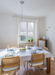 Dining room with festive laid table - WDF002319