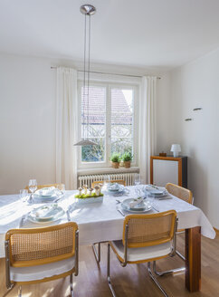Dining room with festive laid table - WDF002319