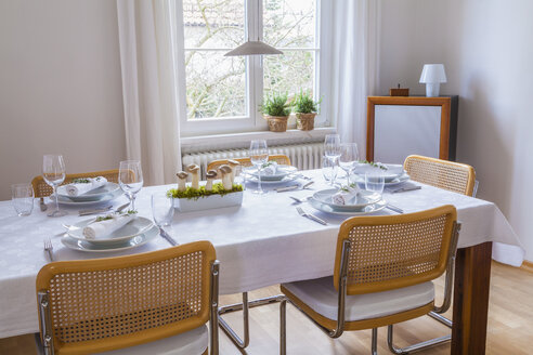 Speisesaal mit festlich gedecktem Tisch - WDF002318