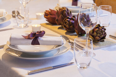 Gedeckter Tisch und Dekoration mit Artischocken auf festlich gedecktem Tisch - WDF002315