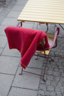 Stuhl mit Decke in der Fußgängerzone - HLF000411