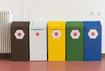 Fünf Recycling-Behälter an der Technischen Universität - HL000415
