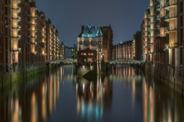 Germany, Hamburg, Wandrahmsfleet at old warehouse district (Speicherstadt) by night - RJ000001