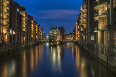 Deutschland, Hamburg, Wandrahmsfleet in der alten Speicherstadt bei Nacht - RJF000003