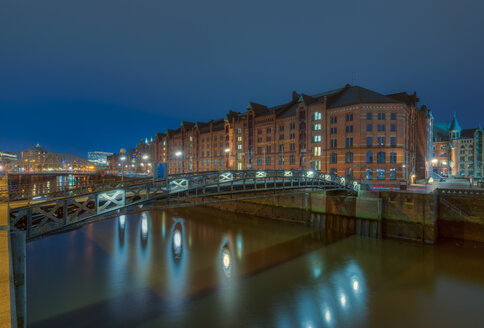 Deutschland, Hamburg, Jungfernbrücke über den Zollkanal, im Hintergrund die alte Speicherstadt bei Nacht - RJF000004