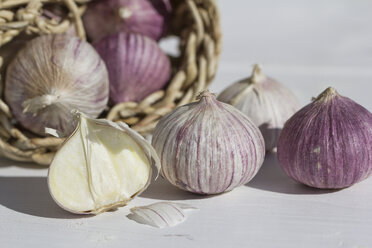 Kleines Körbchen mit Knoblauchzwiebeln und einer halben Knoblauchzwiebel davor - YFF000053