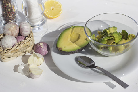 Zutaten der Avocadocreme auf weißem Grund, lizenzfreies Stockfoto