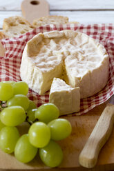 Grüne Weintrauben, Camembert und Baguette auf dem Schneidebrett - SARF000295