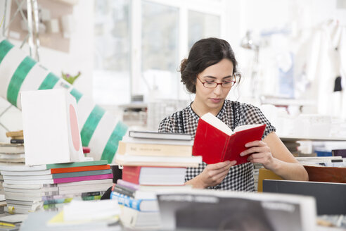 Junge Frau liest ein Buch - FK000412