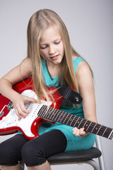 Blondes Mädchen spielt Gitarre - VTF000129