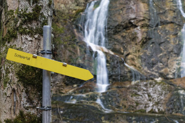 Österreich, Niederösterreich, Naturschutzgebiet Oetscher-Tormaeuer, Schleierfall, Schild - GFF000408